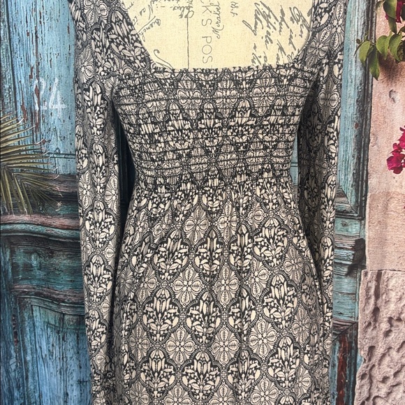 Guess long sleeve stretchy dress, size large, good condition - Picture 10 of 12